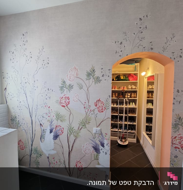 טפט עם עגורים ופרחים על קיר בהיר